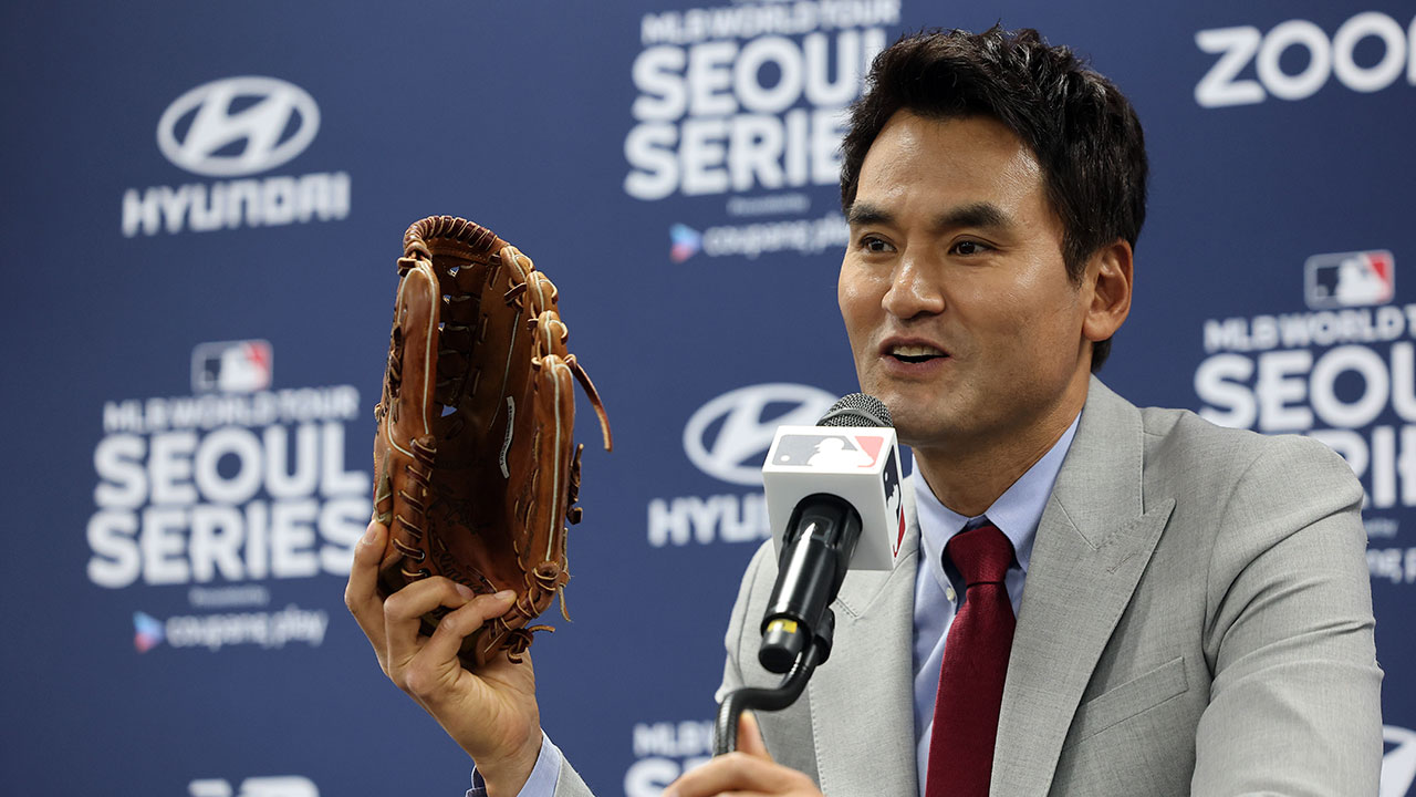 <b>박찬호</b>, 30년 <b>전</b> MLB 데뷔전서 쓴 <b>글러브</b> 끼고 '개막전 시구'
