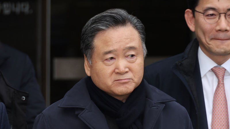 검찰, '소환 불응' SPC <b>허영인</b> 회장 <b>체포</b>