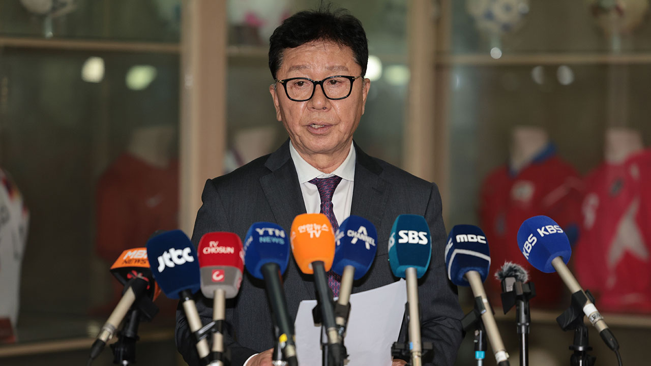 <b>축구</b> 국가대표 <b>감독</b> 후보 11명으로 압축…국내 4명 · 외국인 7명