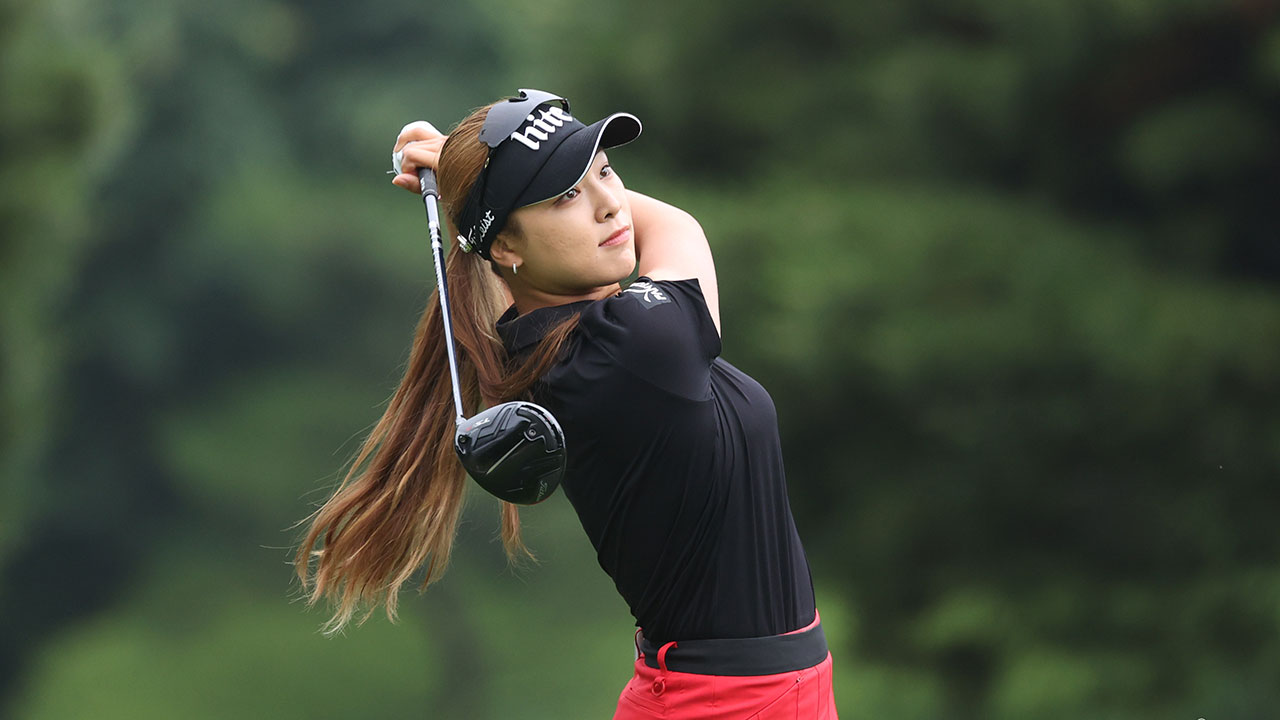 KLPGA <b>윤이나</b>, 방신실 · 황유민과 한 조서 '장타 대결'