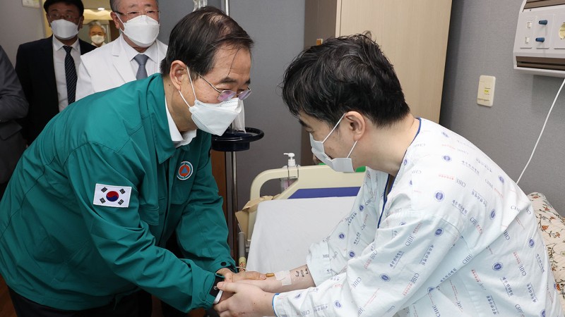 한 <b>총리</b>, 환자 돌보다 입원한 <b>제주한라병원</b> 의사 병문안