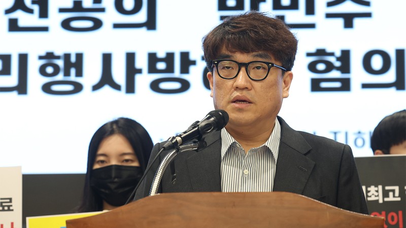<b>전공의</b> 1360명, <b>박민수</b> 차관 고소…"조속히 경질해달라"