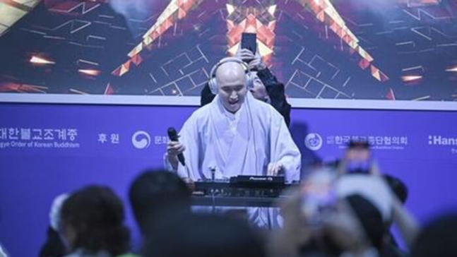 '2024서울국제불교박람회'에서 디제잉하는 '뉴진스님' 윤성호