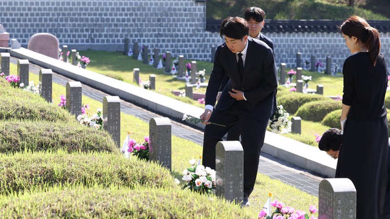 <b>이준석</b>, 5·18묘지에 영남 국화 <b>헌화</b>…7시간 30분 전묘역 참배