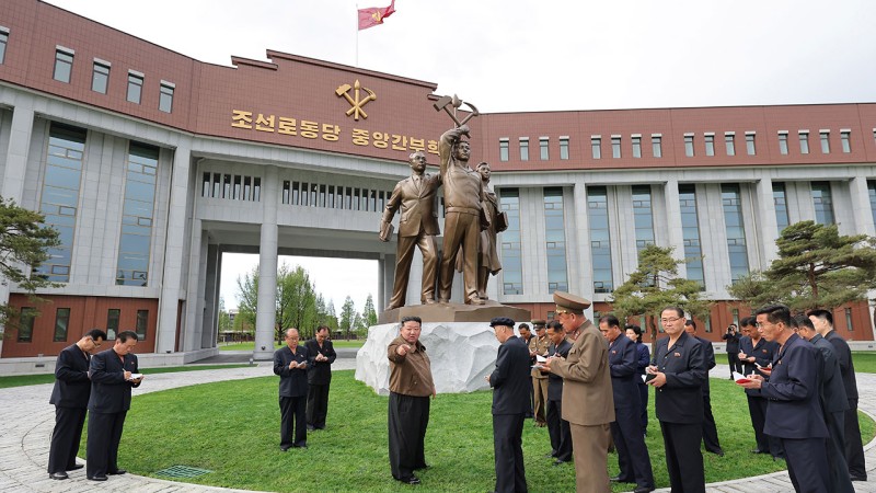 <b>김정은</b>, 완공된 당 <b>중앙간부학교</b> 점검…"천만년 미래 굳건 확신"