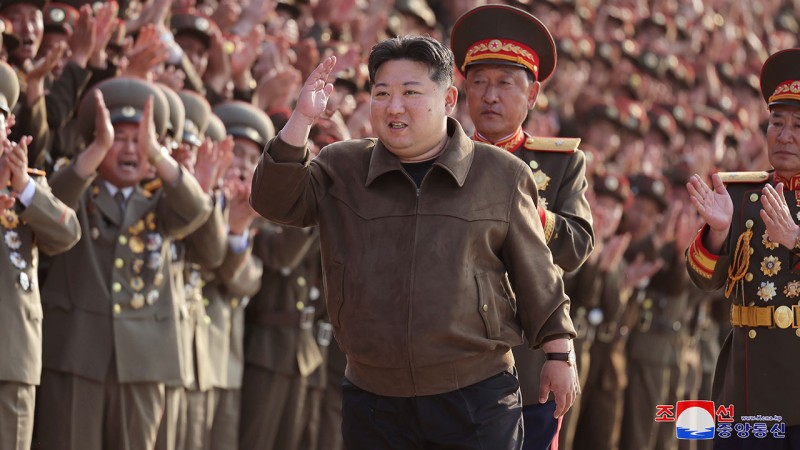 <b>김정은</b>, 노동당 <b>간부학교 건설</b> 군부대 장병 등과 기념사진