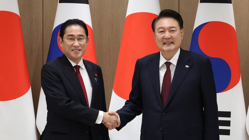 윤 대통령, <b>라인 사태</b>에 "한일 관계와 <b>별개</b>" 기시다 "정부 간 긴밀히 소통할 ...