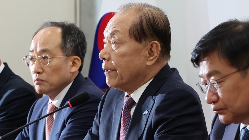 <b>황우여</b>, '윤 <b>대통령 탈당설</b>'에 "<b>대통령</b> 만나면 꿈도 꾸지 마시라 할 것"