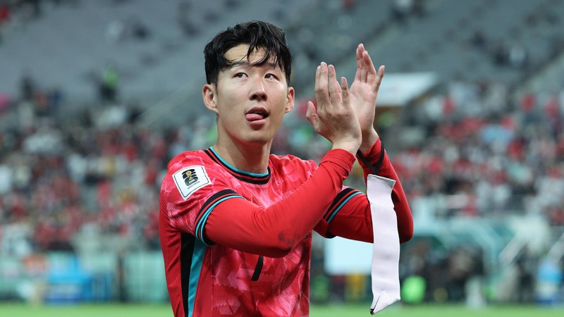 <b>손흥민</b> <b>동네</b> <b>축구장</b>에 또 깜짝 등장…순식간 2천 명 몰려 경찰 투입