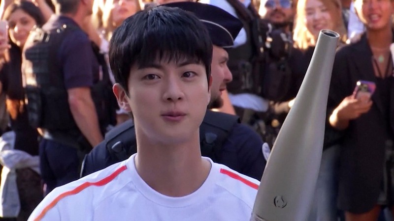 BTS 진, 올림픽 <b>성화 봉송</b>…수천 명 '아미' 환호