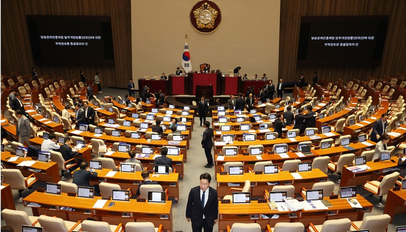 [속보] '3차 필리버스터' 종결…<b>방문진법</b> 본회의 통과 · EBS법 상정