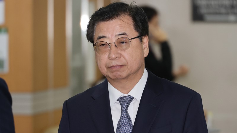 <b>검찰</b>, '특혜 채용 의혹' 서훈 전 <b>국정원장</b> 조사