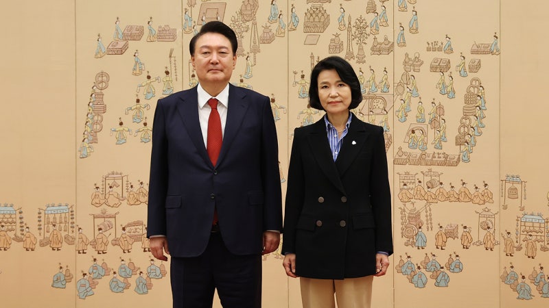 윤 대통령, <b>이진숙 방통위원장 임명장</b> 수여…"고생 많으시다"