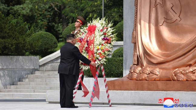 North Korean leader Kim Jong-un paying respects at the Liberation Tower on the 15th, the day of National Liberation Day (Gwangbokjeol)