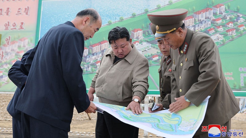 <b>김정은</b>, <b>수해지역</b> 세 번째 방문…"최단기간에 최상 살림집 완공"