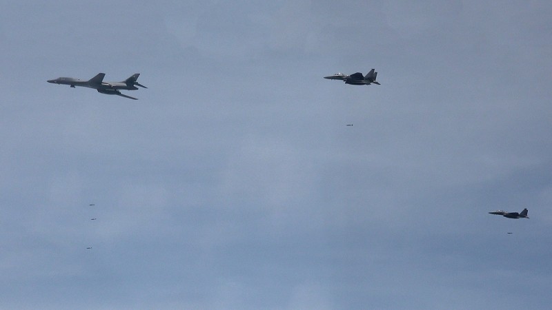 북, 미 폭격기 B-1B <b>국군의 날</b> 전개에 "상응 행동 취할 것" 위협