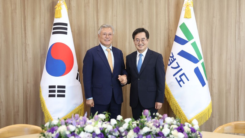 문 전 <b>대통령</b> 경기도청 깜짝방문…김동연과 40분 환담