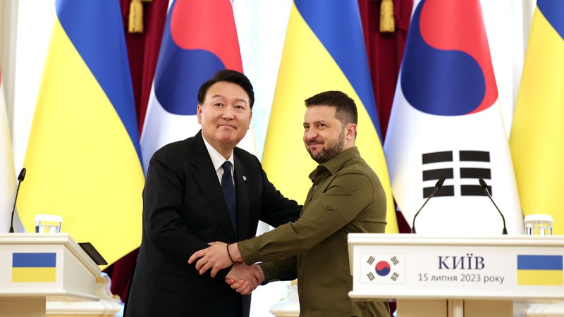 윤 대통령·<b>젤렌스키</b> <b>통화</b> "러북 군사밀착에 긴밀 대응"