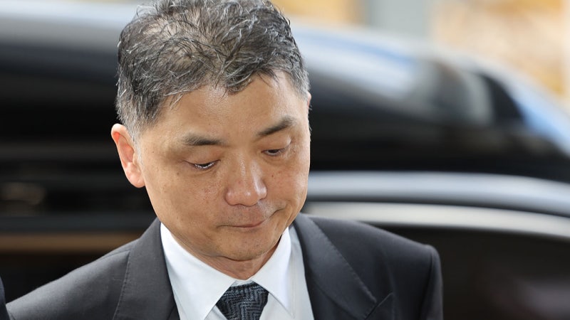 구속 석방 뒤 첫 재판 <b>카카오 김범수</b>…증인 안 나와 헛바퀴