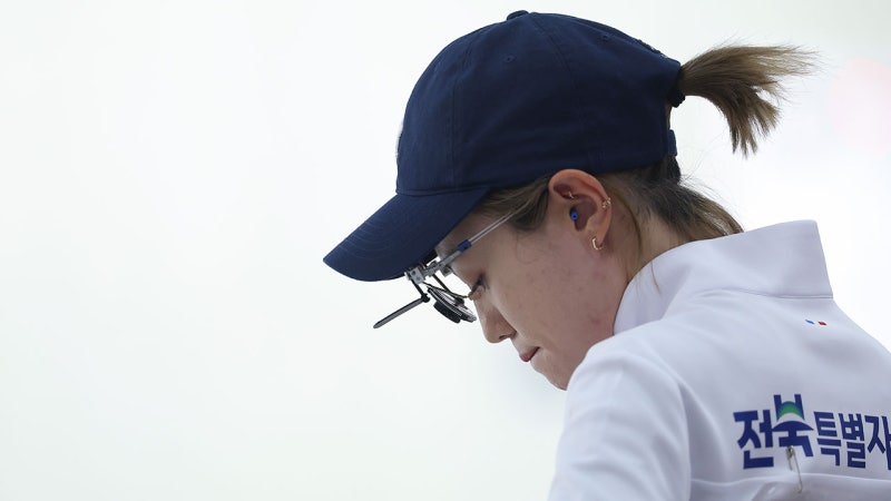 사격 스타 <b>김예지</b>, <b>발렌시아가 화보</b> 모델 됐다