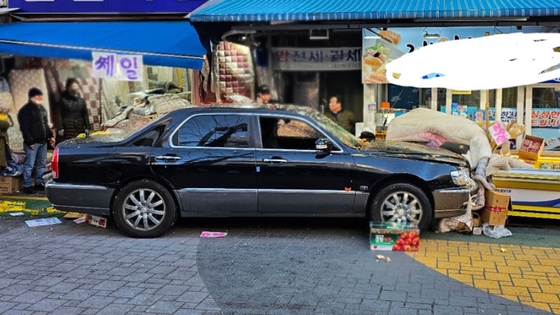 <b>목동 깨비시장</b>에 승용차 <b>돌진</b>해 13명 부상…4명 중상