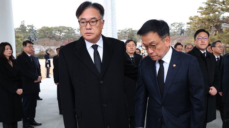<b>대통령</b>실 실장 · 수석, 최 대행에 집단사의…야 "윤 <b>탄핵 저지</b> 항명"
