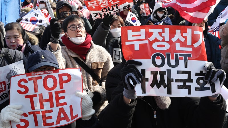 '최강 한파'에도 윤 <b>대통령</b> <b>관저</b> 앞 수천 명 모여 찬반 <b>집회</b>