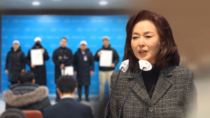 국회에 나타난 '<b>백골단</b>'…"분변 못 가리는 정치"