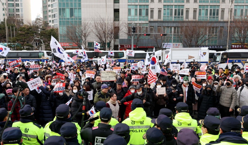 <b>윤 대통령</b> 구속 반대 <b>집회</b>에 지하철 애오개역 무정차 통과