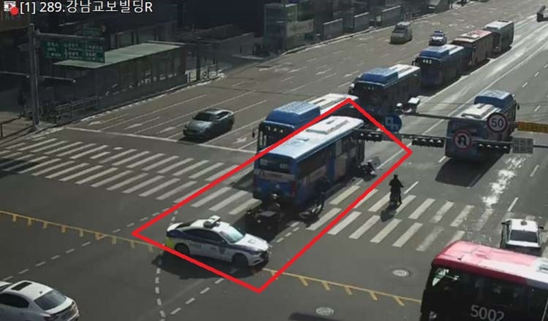 <b>강남대로</b>서 <b>오토바이</b>-<b>버스</b> 충돌해 <b>오토바이</b> 운전자 숨져