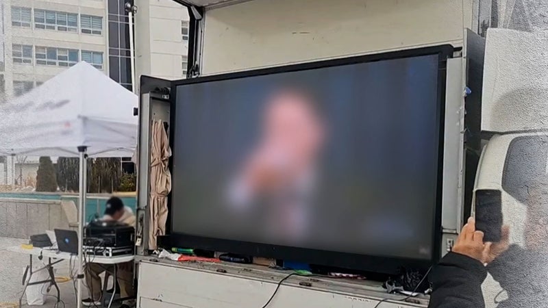 탄핵 집회서 윤 부부 <b>딥페이크</b> 영상…"인격모독, 법적대응"
