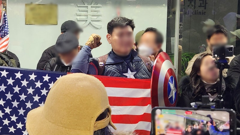 '<b>캡틴 아메리카</b>' 옷 입고 경찰서 난입 시도 <b>윤 지지자 구속</b> 심사