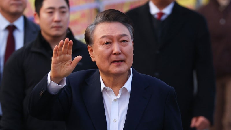 석방된 윤 대통령 "<b>불법</b> 바로잡아준 <b>재판부</b> 용기에 감사"
