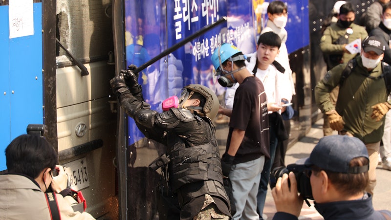 격분한 윤 지지자, 곤봉으로 <b>경찰버스 파손</b>…<b>현행범 체포</b>