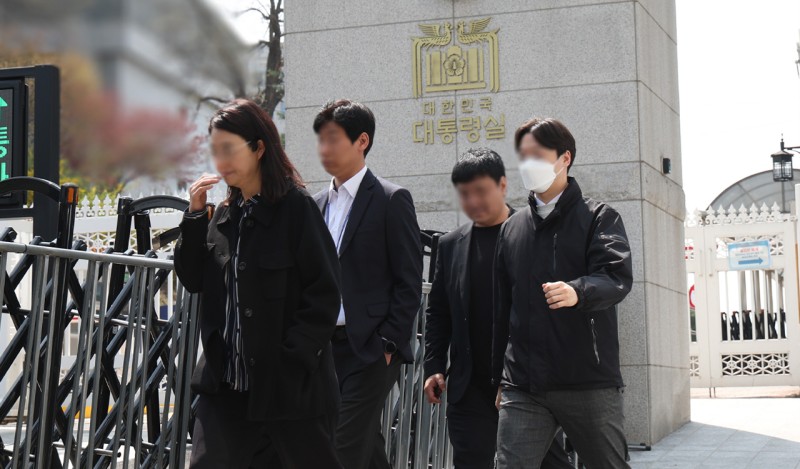 경호처, <b>대통령실 압수수색</b> 불허…경찰과 5시간째 대치 중