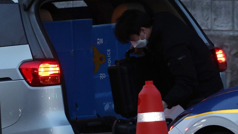 경찰, 10시간 대치 끝 <b>대통령실</b>·공관촌 <b>압수수색 무산</b>