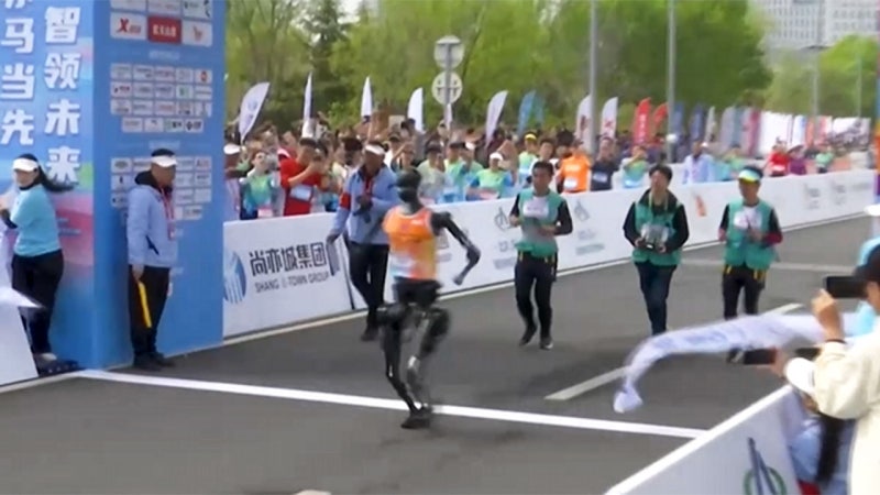 세계 첫 <b>로봇 마라톤</b>…"최고 시속 12km" 1등 기록 보니