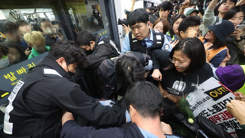 <b>전장연</b>, 출근길 <b>지하철 탑승 시위</b> 재개…승강장 충돌·열차 지연