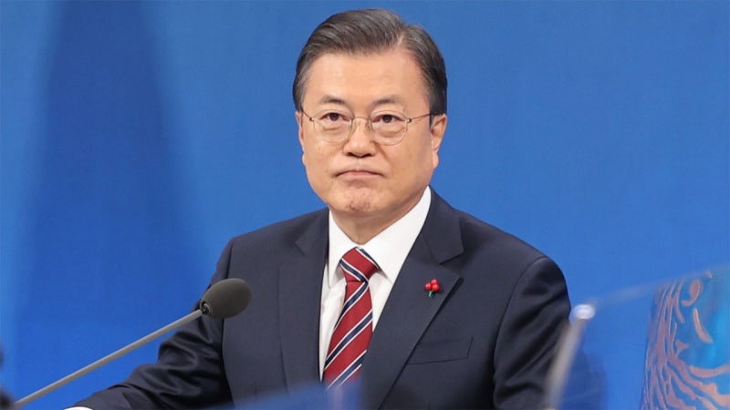 검찰, <b>문재인 전 대통령</b> 2억여 원 <b>뇌물수수</b> 혐의로 <b>기소</b>