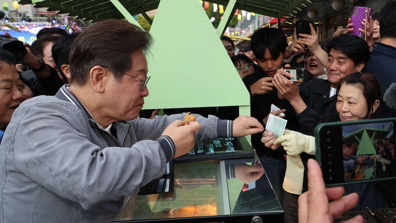 <b>이재명</b> "계엄으로 피해 본 <b>소상공인 지원</b>할 것…지역화폐 확대"
