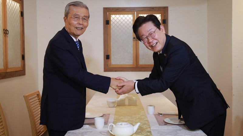 <b>이재명</b>, <b>김종인</b>과 오찬 <b>회동</b>…"옳은 길로 가기 위한 조언 구해"
