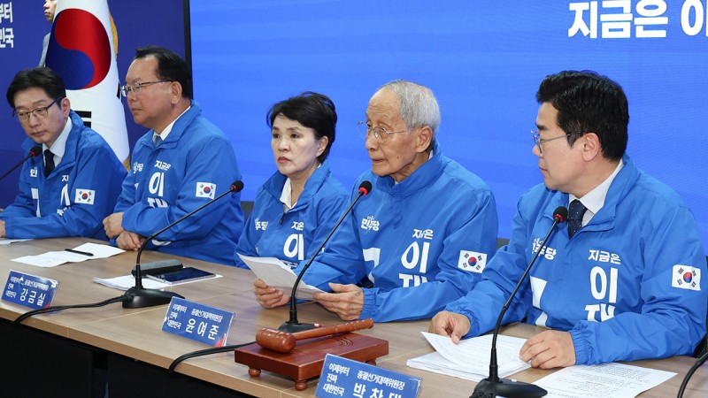 <b>윤여준</b> "<b>김문수</b> · <b>한덕수 권력투쟁</b>…퇴장해야 할 세력의 이전투구"