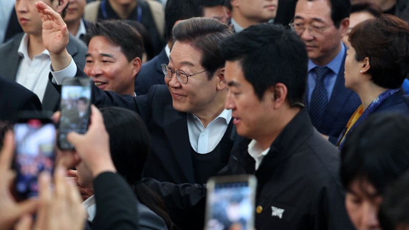 <b>이재명</b>, <b>국힘 후보교체</b>에 "당 지배하는 특정인 위한 친위쿠데타"