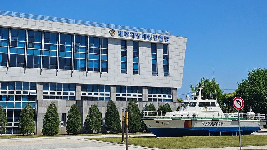 제주 서귀포 먼바다서 8명 탄 어선 침몰 중…인명 피해 확인 중
