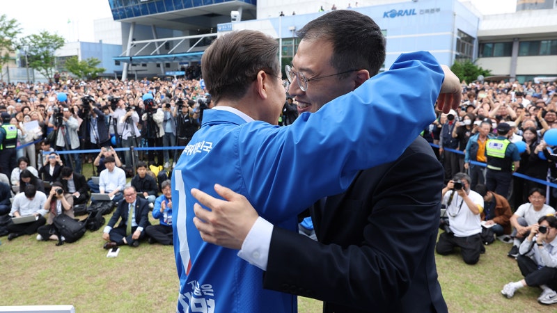 <b>김상욱</b> "<b>이재명</b>, 참된 보수주의자"…<b>이재명</b> "민주당서 합리적 보수 실현...