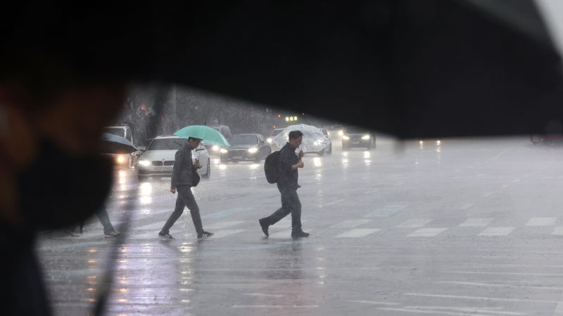<b>서울</b> 기습 <b>폭우</b>에 청계천 등 주요 <b>하천</b> <b>통제</b>…퇴근길 정체