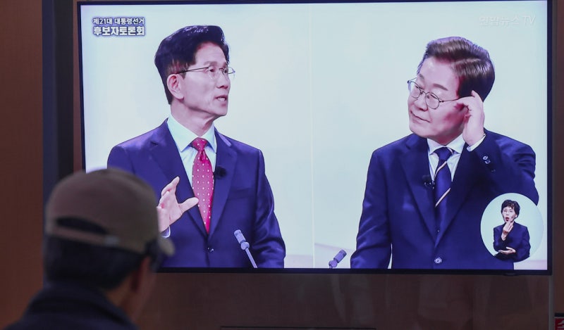 김문수 "불법 <b>대북 송금</b> 몰랐나"…<b>이재명</b> "<b>억지 기소</b>"