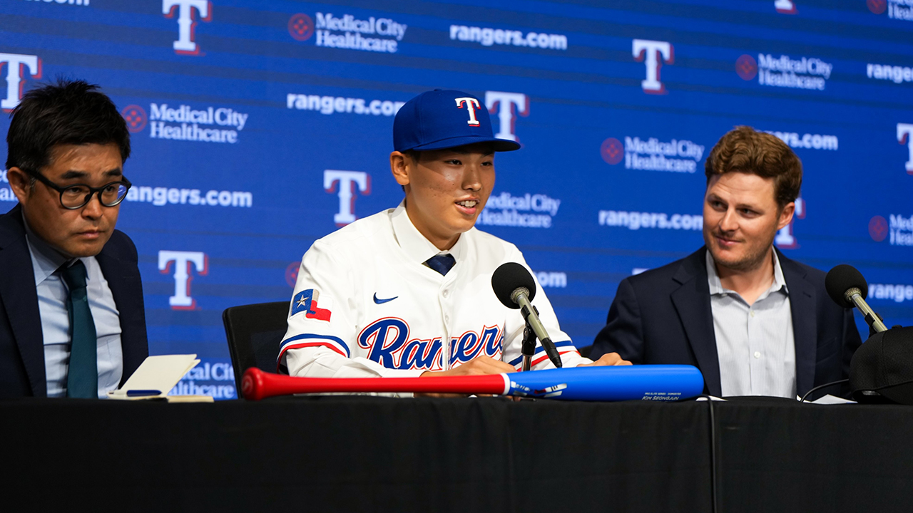 '투타 겸업' <b>김성준</b> MLB <b>텍사스 입단</b>…"최선 다할 것"