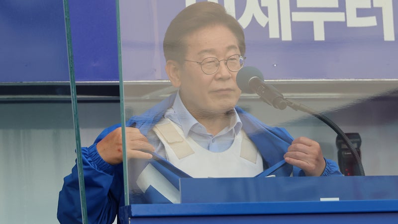 <b>이재명</b> "목 찔린 정치인 두고 장난하나…정적 제거 음모 계속"