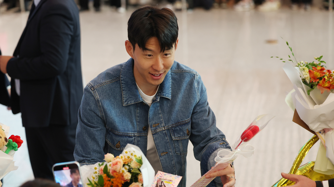 '무관의 한' 털어낸 손흥민…팬들 앞 '<b>UEL</b>메달 퍼포먼스'로 귀국